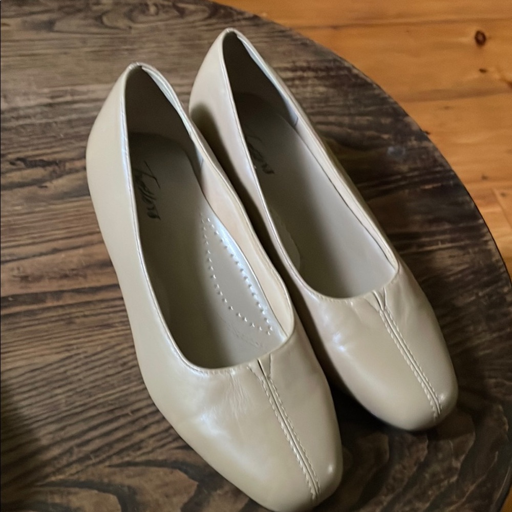 Trotters Cream Flats Classic Leather Loafers